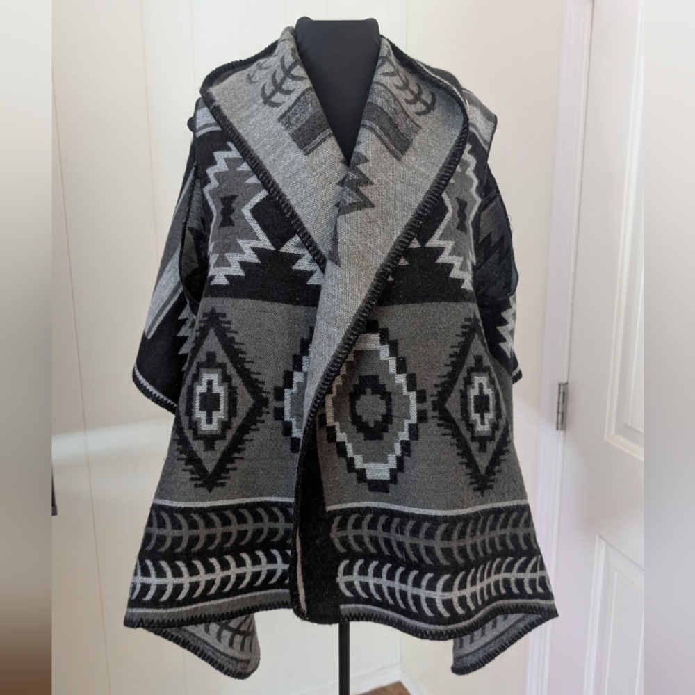 💜 3/$30 - Chic Women's Shawl with Tribal Design - Black and Gray